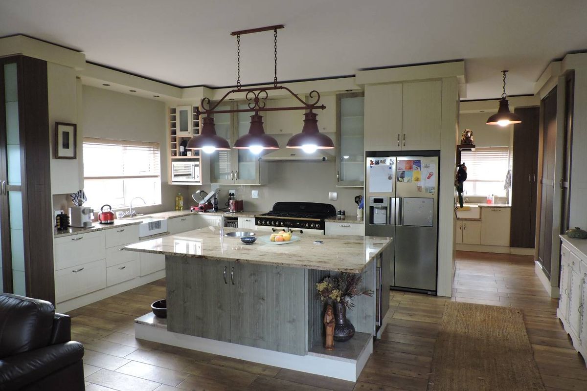 FOR SALE - TRIPLE-STOREY WATERFRONT HOME IN SWAKOPMUND WITH 4 LUXURIOUS EN-SUITE BEDROOM - Photo 5