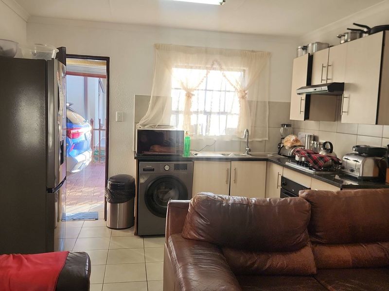 3 Bedroom House For Sale in Heatherview - Photo 2