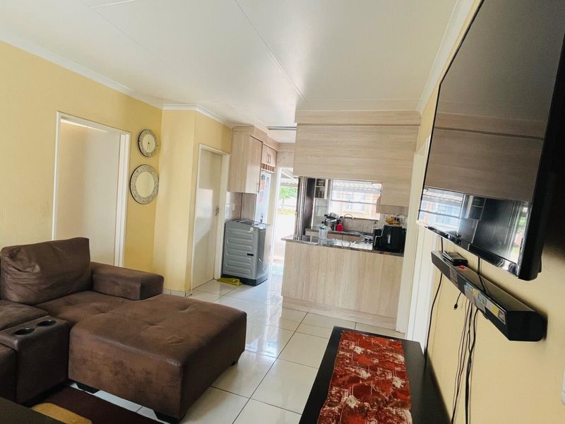 3-Bedroom Gem with Parking: Your Next Investment Awaits! - Photo 5