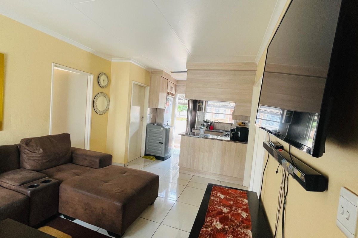 3-Bedroom Gem with Parking: Your Next Investment Awaits! - Photo 5