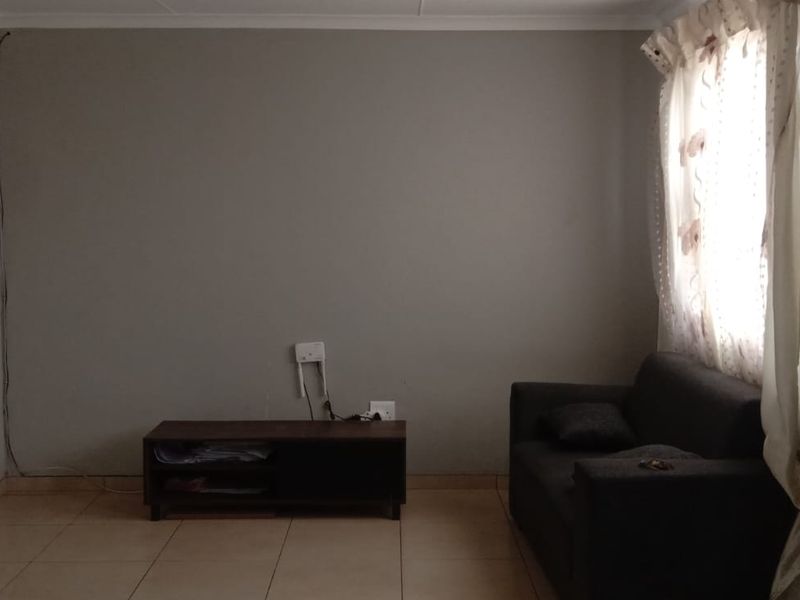 2 Bedroom House for Rent in Litha Park - Photo 2