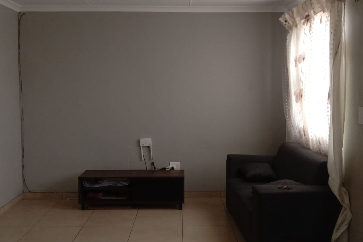 2 Bedroom House for Rent in Litha Park - Photo 2