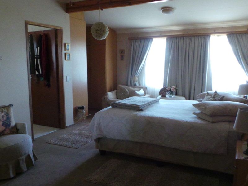 A True spacious low maintenance Family home close to schools perfect for the large family! - Photo 9
