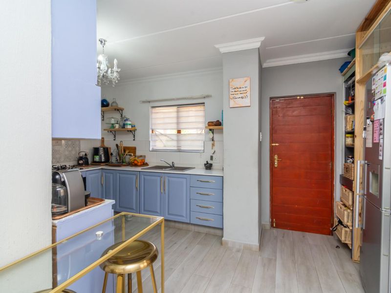 Family friendly estate in a prime location, close to schools, shops, and more!" - Photo 6