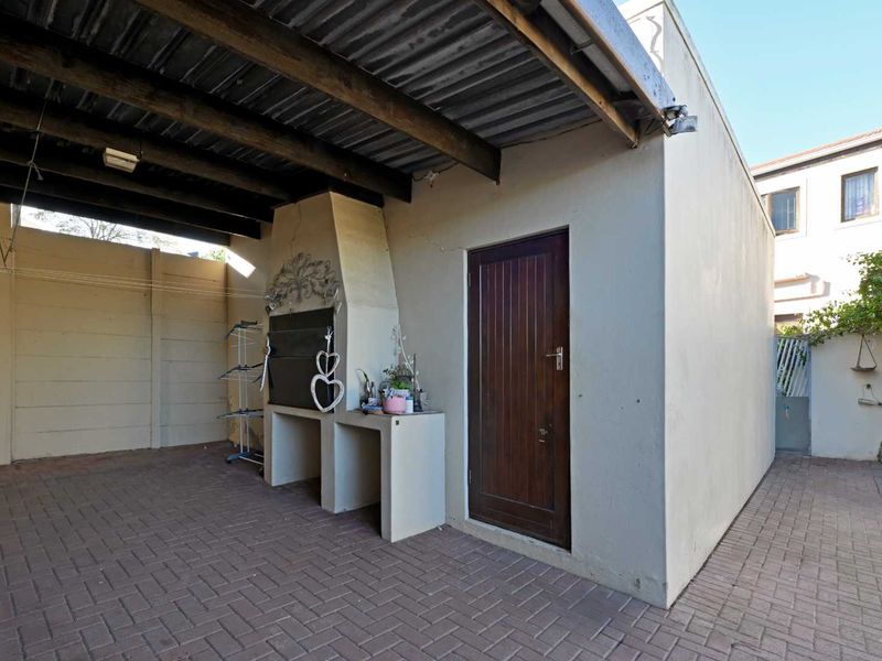 Spacious Family Home with Exceptional Indoor-Outdoor Living in Parklands - Photo 4