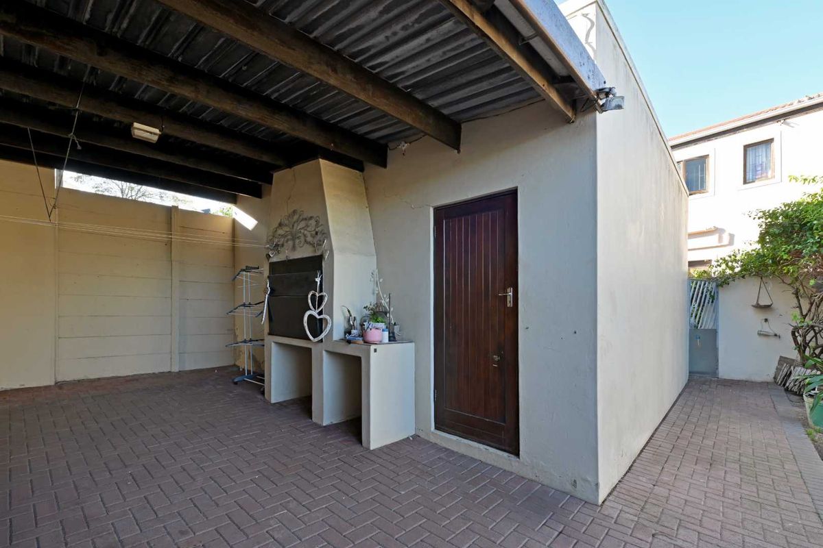 Spacious Family Home with Exceptional Indoor-Outdoor Living in Parklands - Photo 4