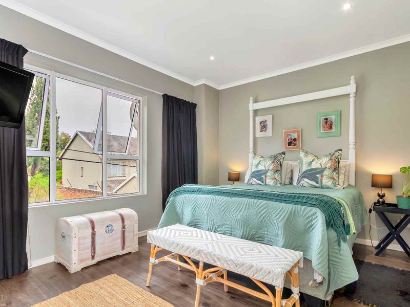 STYLISH AND CLASSY DUPLEX UNIT, IN A QUIET POSITION OFFERING PLENTY OF SPACE. - Photo 10