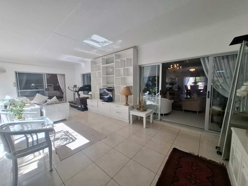 Gorgeous single level home with amazing garden - Photo 10