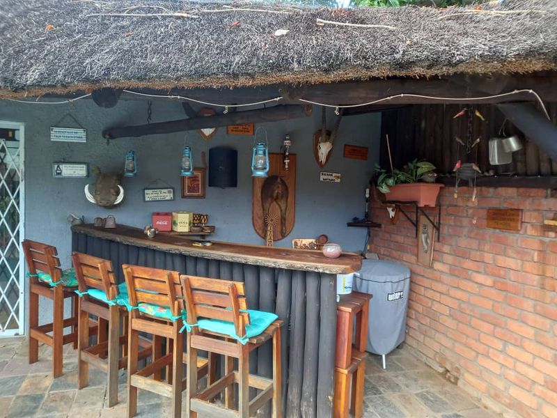 Single storey family home on spacious erf with separate flat - Photo 3