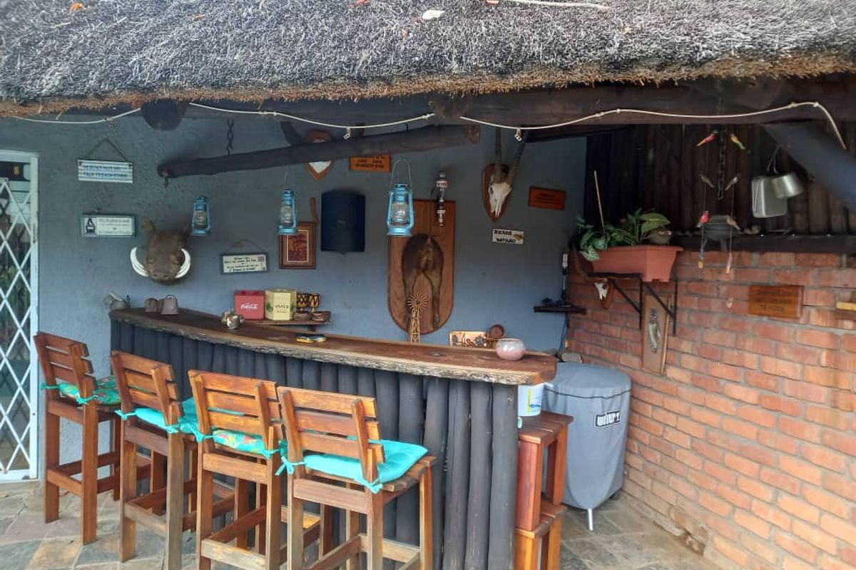 Single storey family home on spacious erf with separate flat - Photo 3