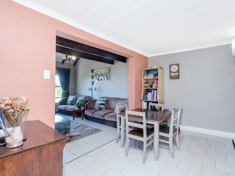 Lovely 3 bedroom 2 bathroom duplex unit for sale in Silverfields Krugersdrop - Photo 3
