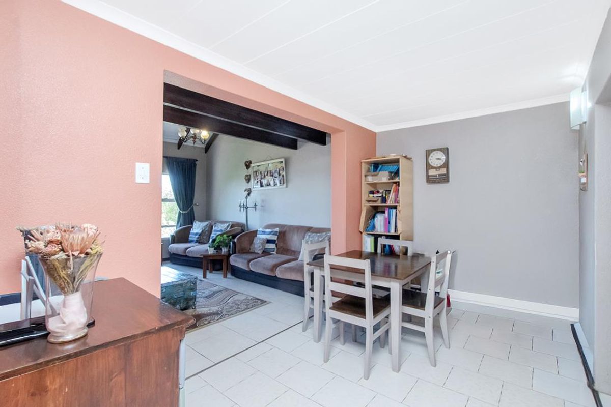 Lovely 3 bedroom 2 bathroom duplex unit for sale in Silverfields Krugersdrop - Photo 4