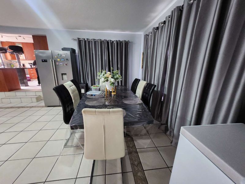 STUNNING HOME IN THE HEART OF OAKDENE - Photo 4