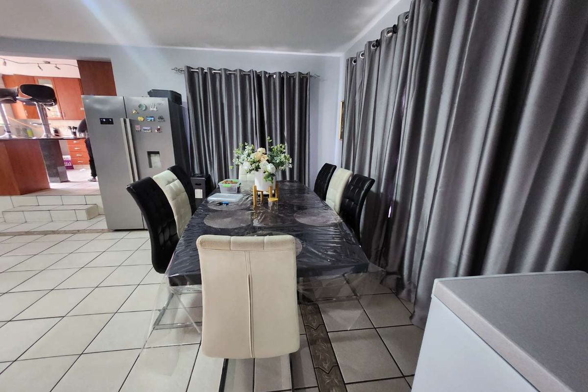 STUNNING HOME IN THE HEART OF OAKDENE - Photo 4