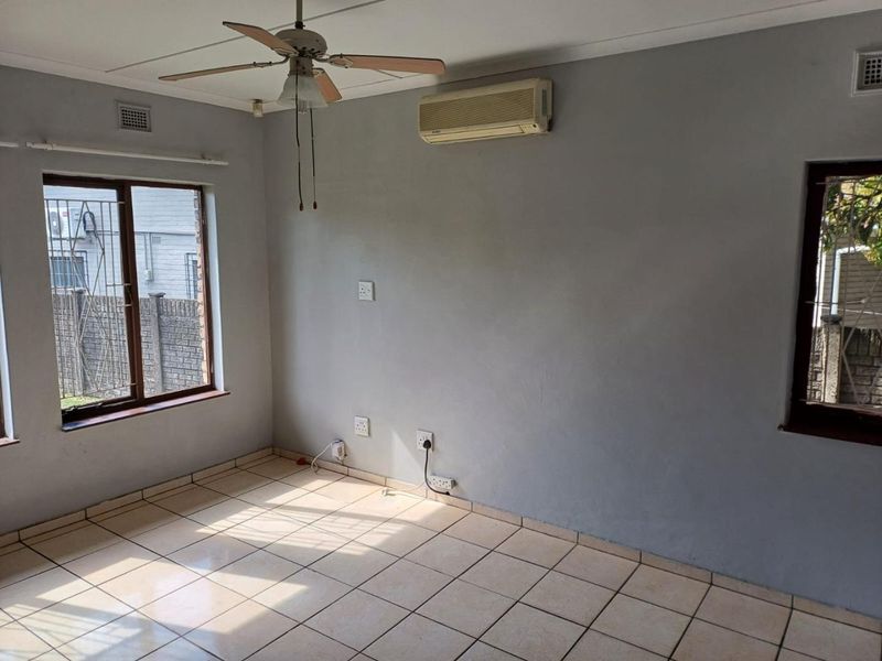 Spacious Family Home with Granny Flat, Pool & Drive-Through Garage in a Pet-Friendly Yard - Photo 9