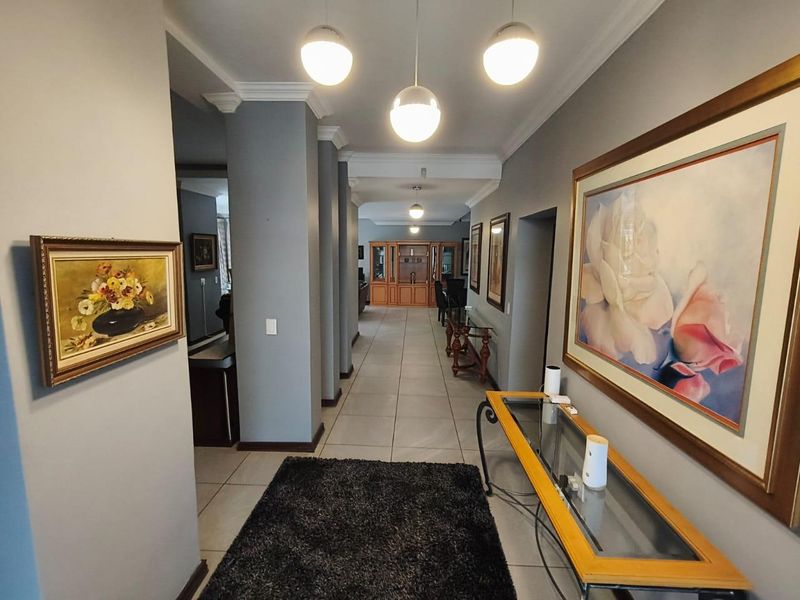 Luxury Living with Income-Generating Flatlet, Heated Pool & Full Solar Power! - Photo 5