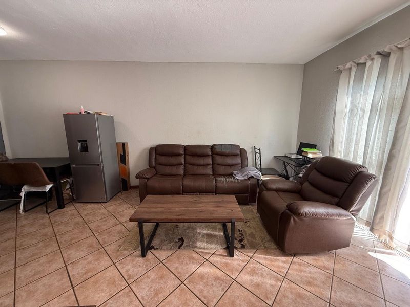 2-Bedroom Townhouse with Private Garden – Lock-Up Garage - Photo 8