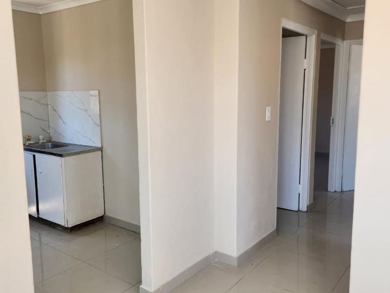 Charming Three-Bedroom Home for Rent in Ilitha Park, Khayelitsha - Photo 7