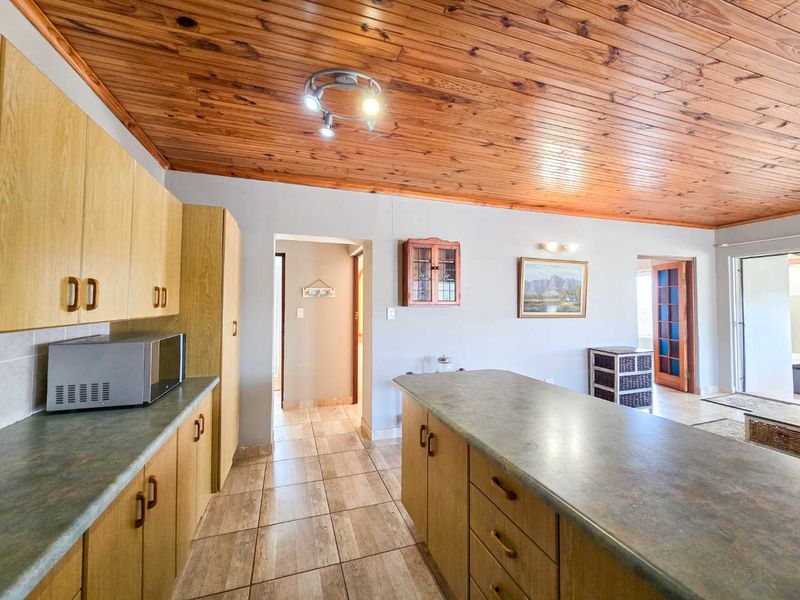 Neat family home for sale in Stilbaai-Wes. - Photo 10