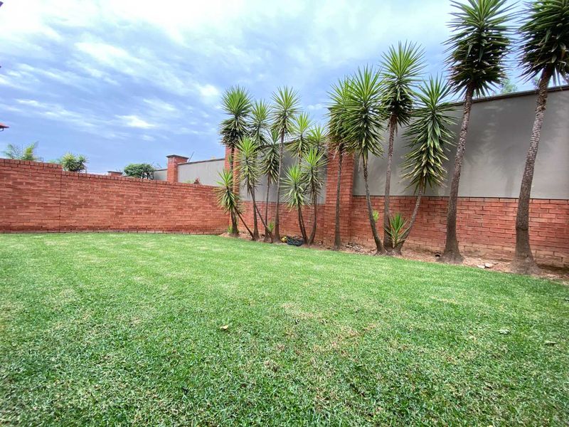 Pet-Friendly Ground Floor Unit with Private Garden in Glenvista - Photo 3