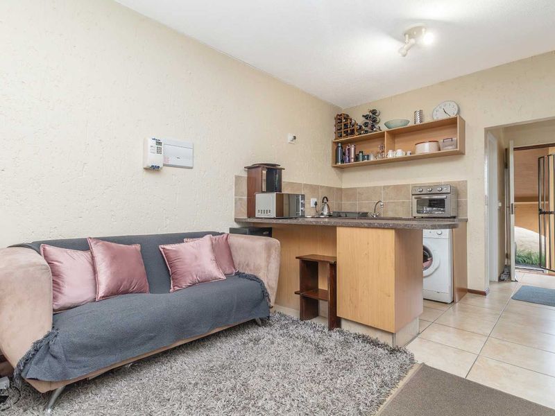 ☀️ Bachelor Bliss with a Balcony You’ll Use All Year Round! - Photo 5