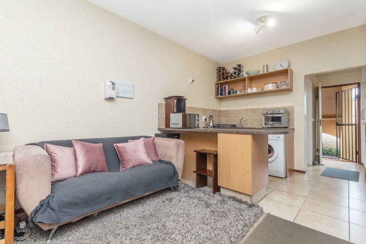 ☀️ Bachelor Bliss with a Balcony You’ll Use All Year Round! - Photo 5