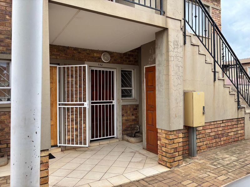 2 Bedroom 1 Bathroom Townhouse For sale in Protea Glen - Photo 2