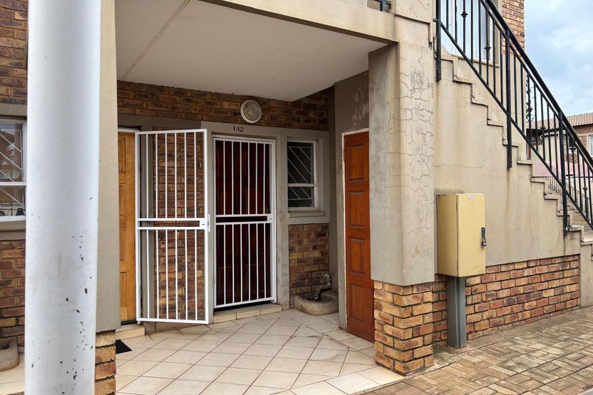 2 Bedroom 1 Bathroom Townhouse For sale in Protea Glen - Photo 2