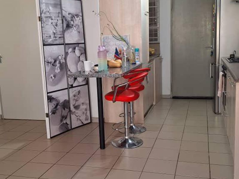 Affordable Rocky Crest Gem: 2-Bedroom Apartment for N$800,000 - Photo 3