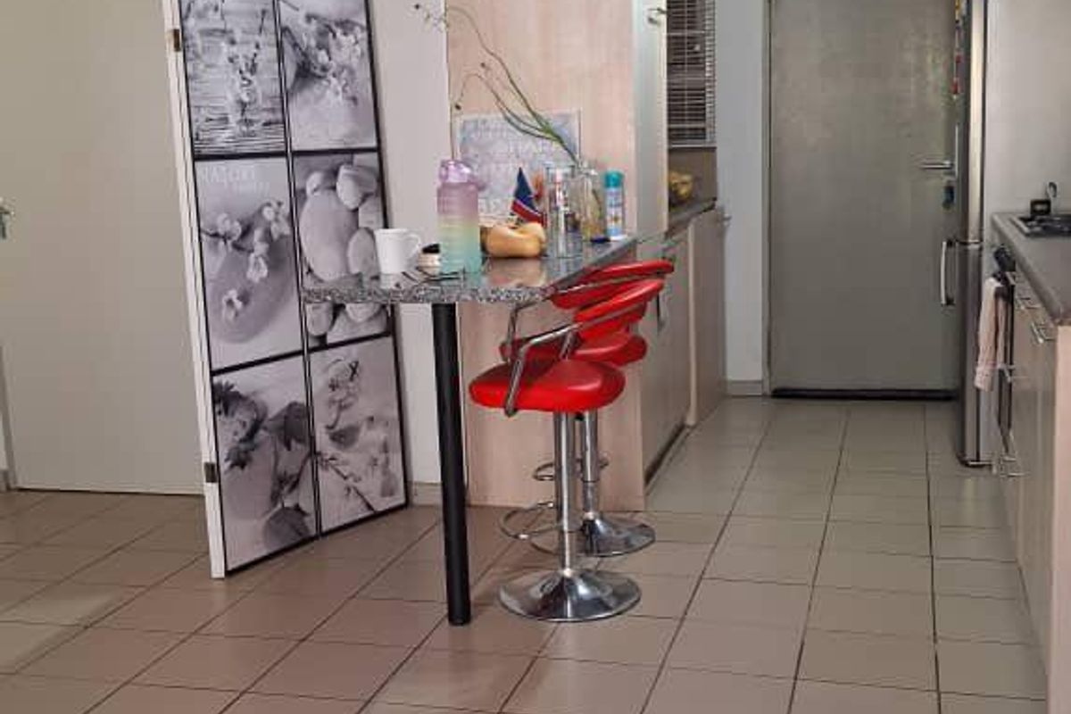 Affordable Rocky Crest Gem: 2-Bedroom Apartment for N$800,000 - Photo 3