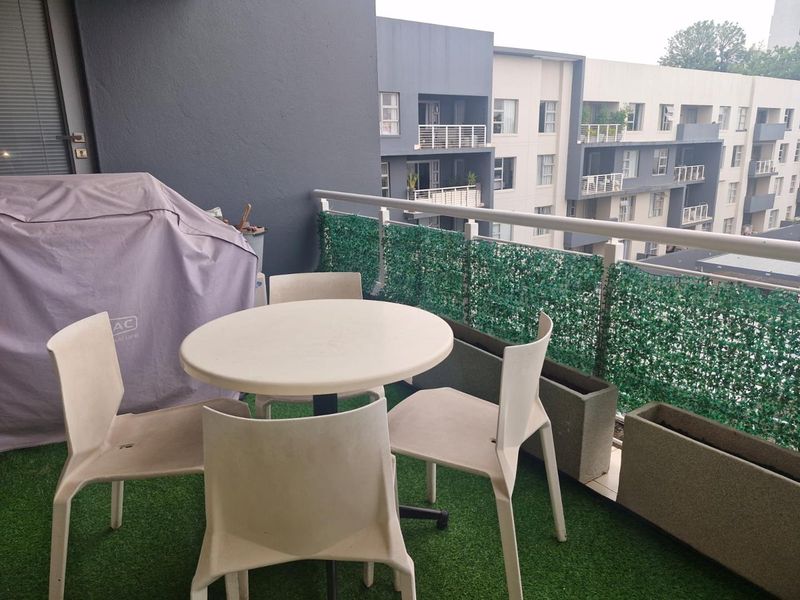 Top floor immaculate 2 Bedroom Apartment - Photo 6