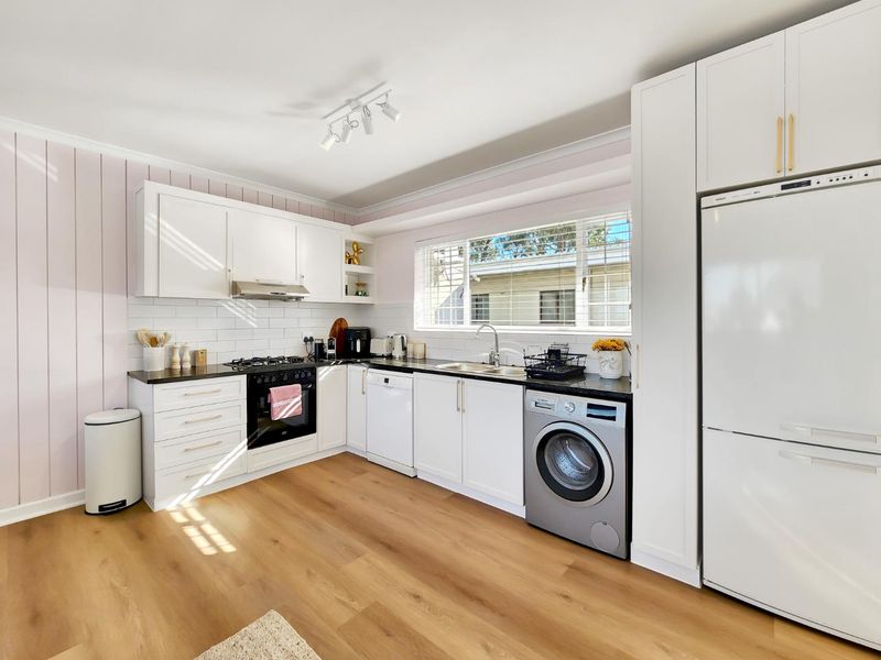 Fully Furnished Designer Apartment in the Heart of Hout Bay - Photo 5