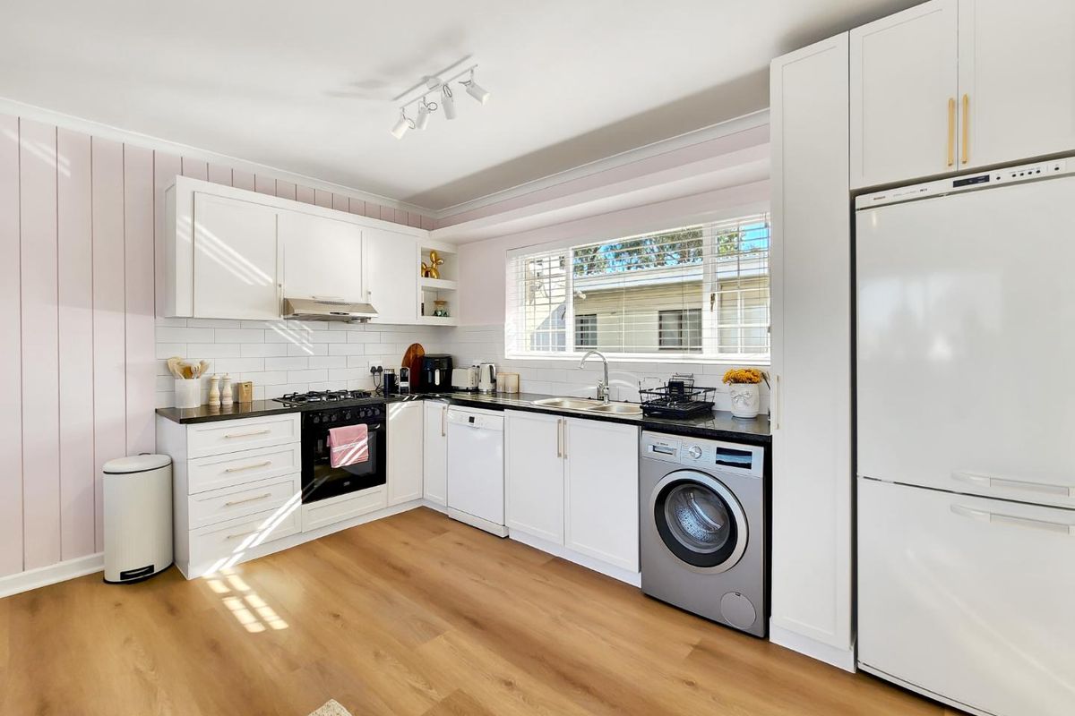 Fully Furnished Designer Apartment in the Heart of Hout Bay - Photo 5