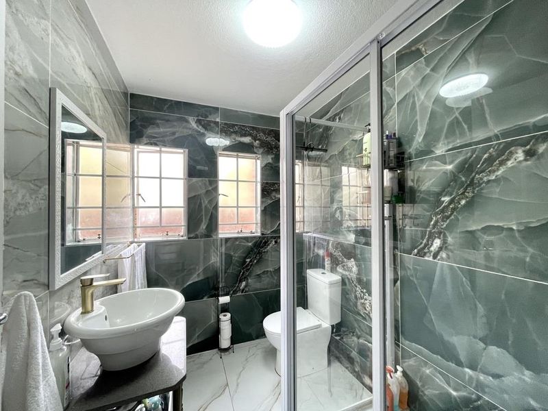 Modern Ground Floor Corner Unit with Private Garden. Newly renovated! - Photo 7