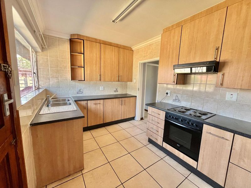 "Move-In Ready: Modern 4-Bed Home in Prime Van Dyk Park - Photo 5