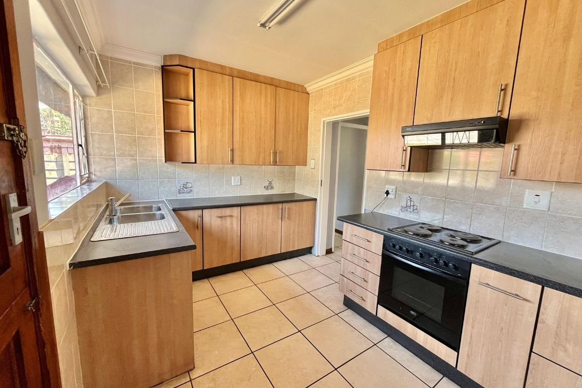 "Move-In Ready: Modern 4-Bed Home in Prime Van Dyk Park - Photo 5