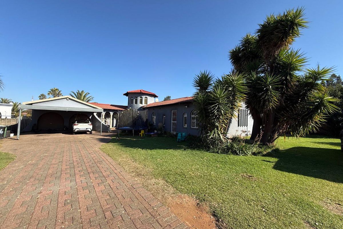 Versatile Family Home with possible Separate Flats On 1600m2 stand - Photo 3