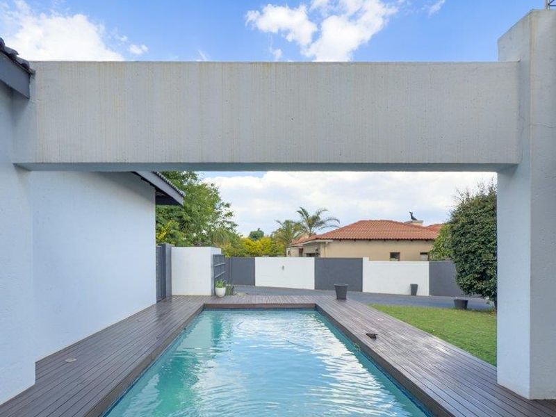 Grand Private Cul-de-Sac Residence with Exceptional Dual-Living Potential - Photo 10