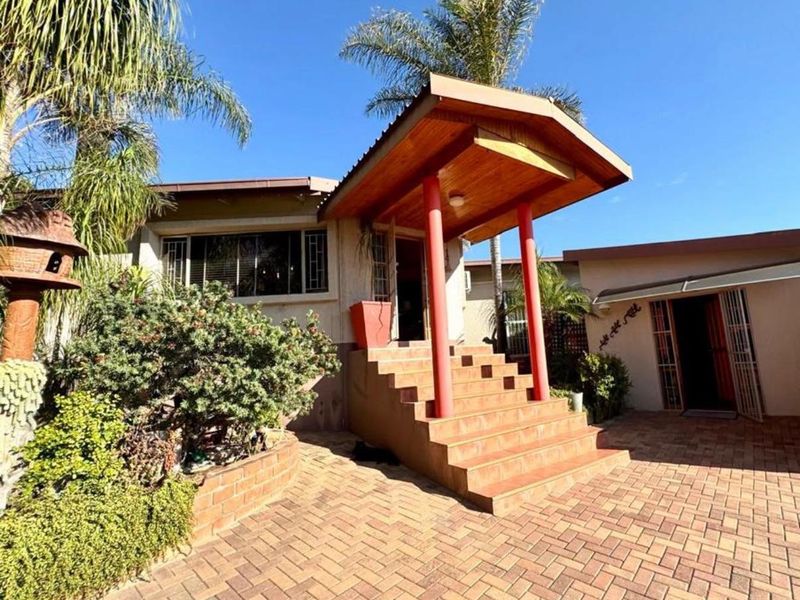 4 Bedroom House For Sale in Olympia - Photo 1