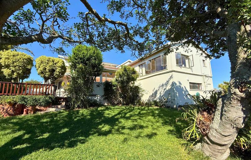 Spacious Coastal Home with Exceptional Potential in Kenton-on-Sea Asking Price: R4,600,000
