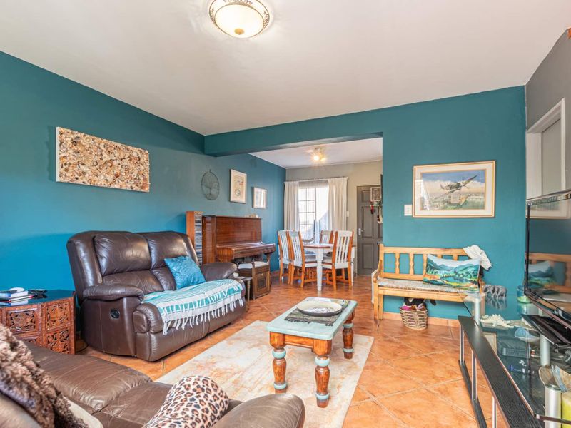 **Charming Duplex with Modern Comforts in Pristine Condition** - Photo 10