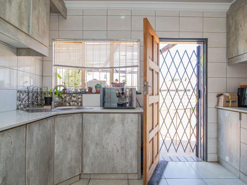 Charming Family Home with Fireplace & Spacious Garden! - Photo 10