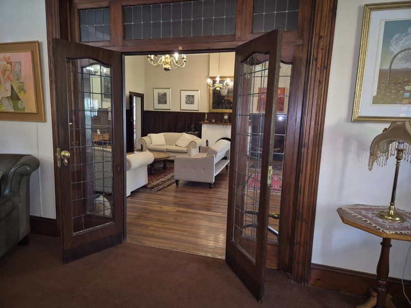 GRANDEUR OLD DAME NEEDS A FRESH START - Photo 4