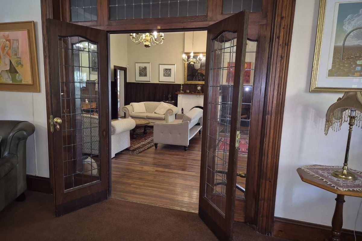 GRANDEUR OLD DAME NEEDS A FRESH START - Photo 4