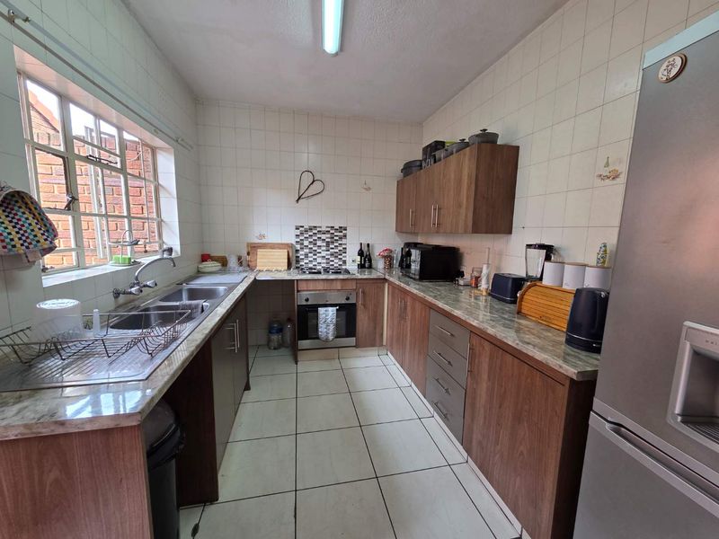 Room to Live, Space to Entertain – Pet-Friendly Duplex with a Private Garden. - Photo 5