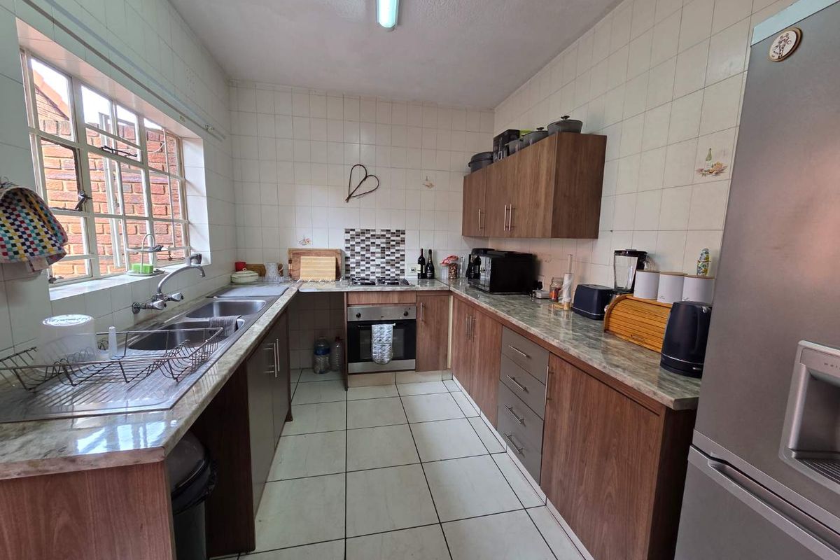 Room to Live, Space to Entertain – Pet-Friendly Duplex with a Private Garden. - Photo 5