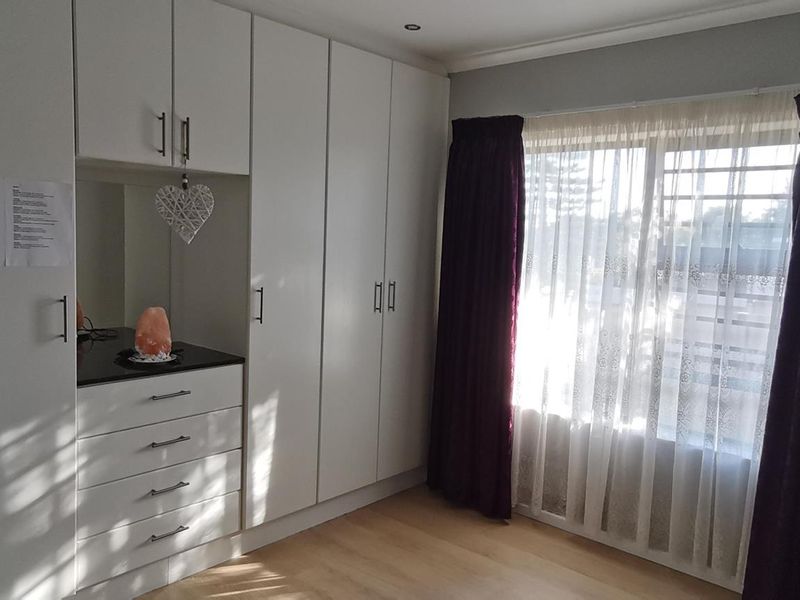 Lovely Townhouse: Secure Complex, Modern Comforts! - Photo 10