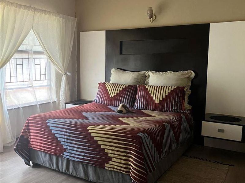 Large family home in an enclosed area - Photo 6