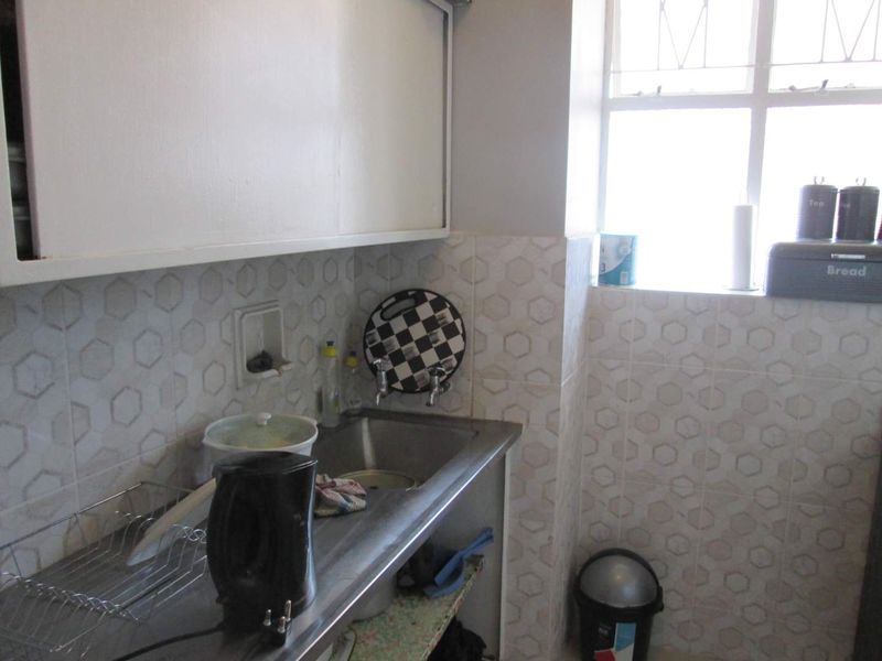 VERY NEAT AND BEAUTIFUL [ 1.5 ] ONE AND HALF BEDROOMS APARTMENT FOR SALE IN SUNNYSIDE PRETORIA BARGAIN . - Photo 6