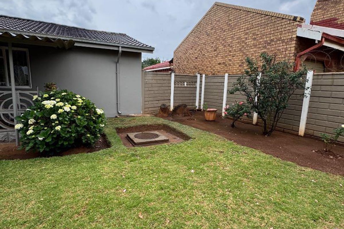 "Ideal Family Haven Near Schools & Shops - Don't Miss Out!" - Photo 4